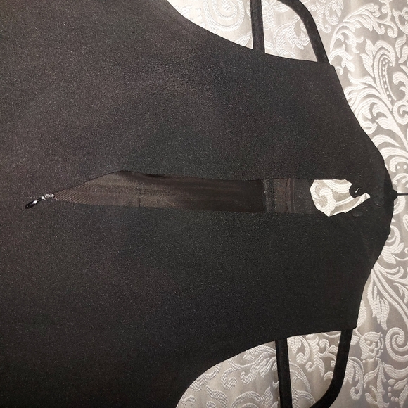 Black crepe dress. Halter neck with two button closure and back zip. Lined - Picture 5 of 5